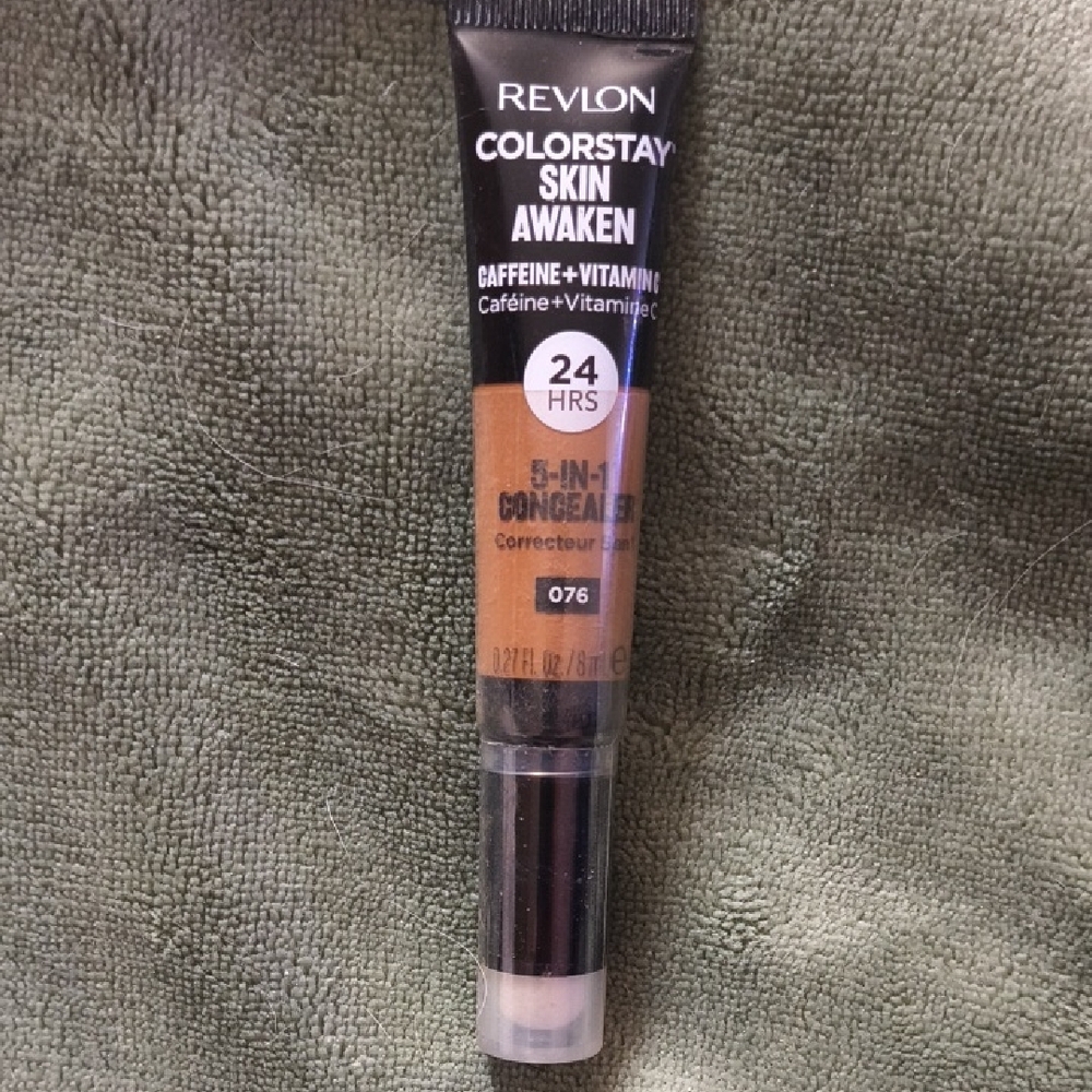 076 Caramel Revlon Colorstay Skin Awaken 5-in-1 Concealer